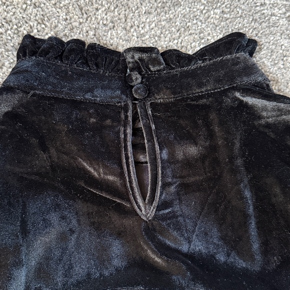 LA MIEL Elegant Black Velvet Blouse - Picture 6 of 6